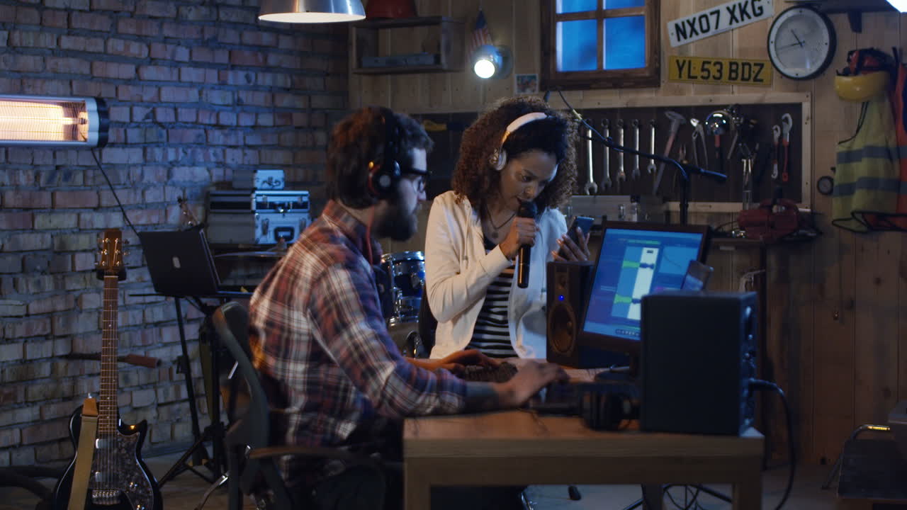 colaboración en la producción musical en un estudio casero