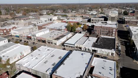 Downtown-Clarksdale,-Mississippi-with-drone-video-moving-sideways-at-an-angle