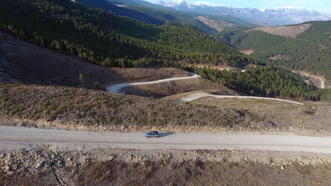 Veicolo fuoristrada che percorre una strada di montagna tortuosa