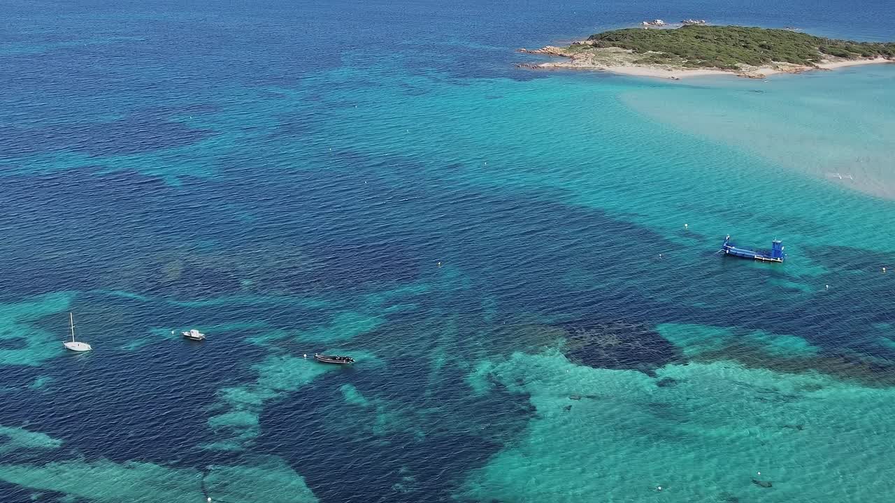 Esplorando le acque cristalline della Corsica, in Francia, in una giornata di sole