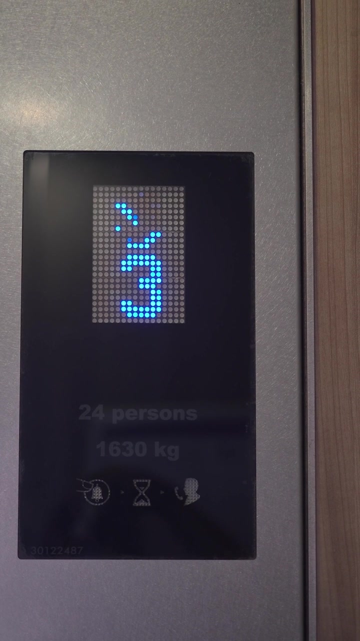 Indicatore di piano dell'ascensore che visualizza numeri decrescenti