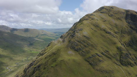 Revelación-Aérea-De-Un-Valle-Cerca-De-Doolough-En-El-Campo-Irlandés,-Co-Mayo