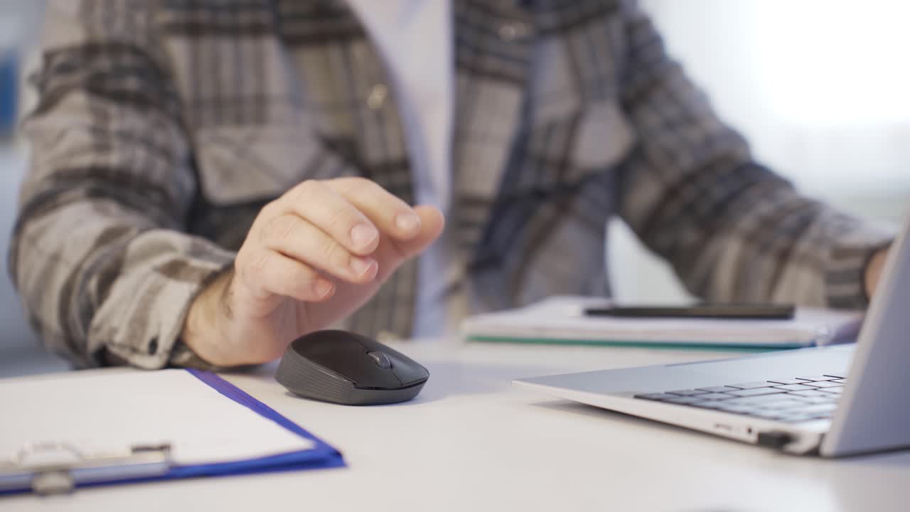 trabajador de oficina, hombre con las manos lastimadas por trabajar duro.