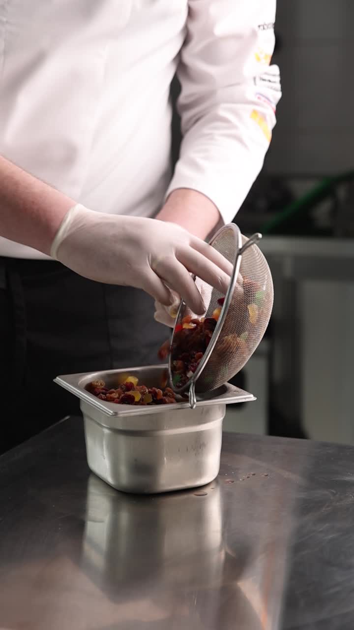 chef preparando frutas confitadas