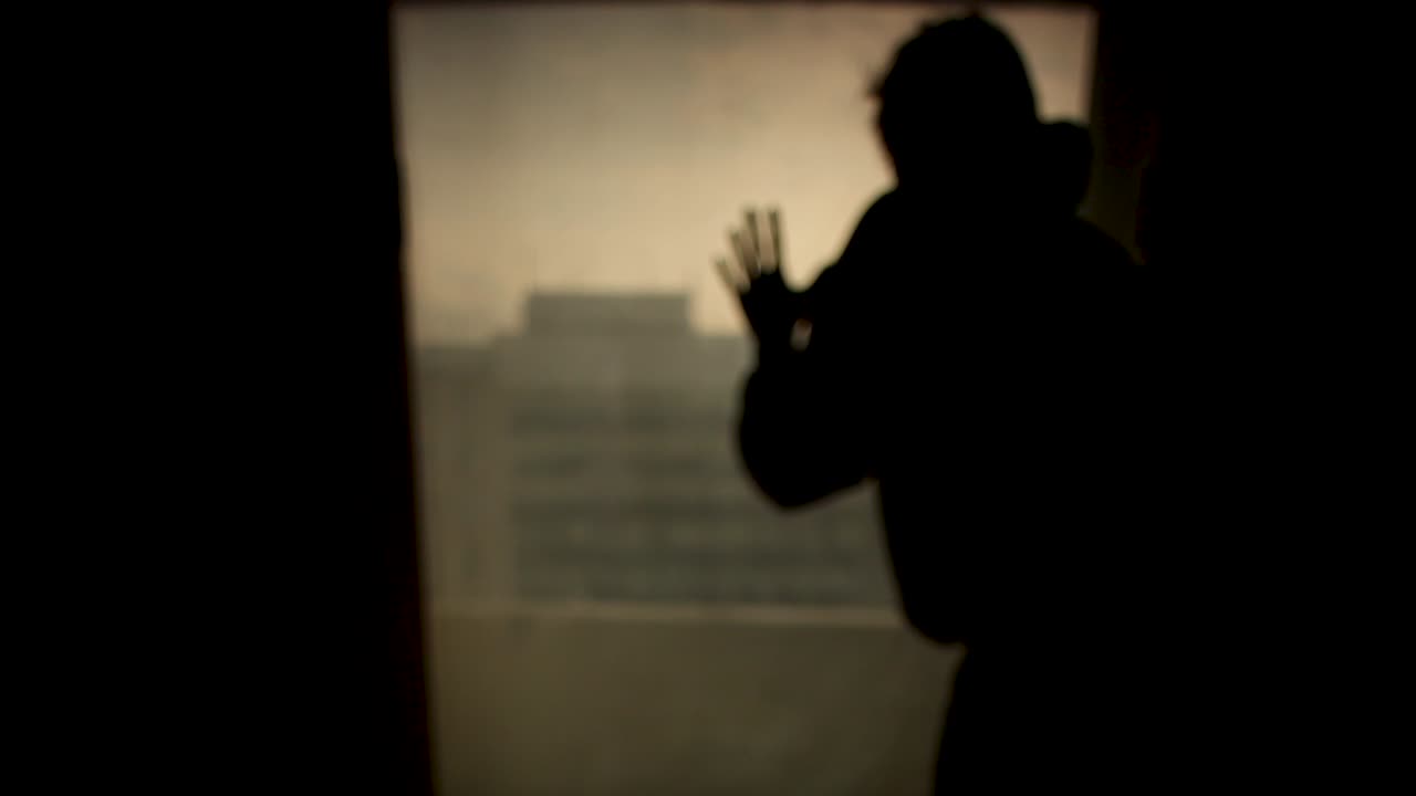 창밖을 바라보는 사람