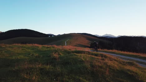 Antenne-Nach-Schuss-Von-Mountainbiker-Radfahren-Durch-Die-Ländliche-Landschaft