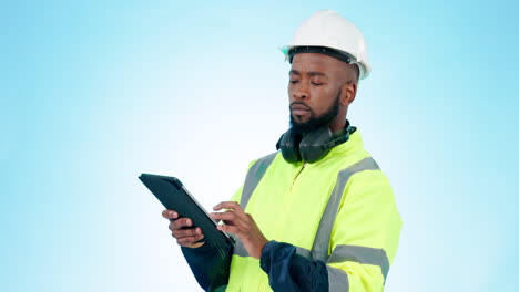 hombre negro, arquitecto y tableta en construcción