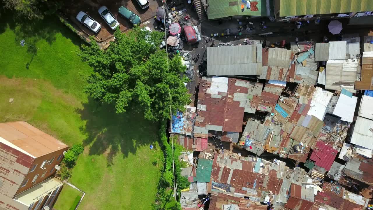 vista aérea de los asentamientos de tugurios en bugolobi, kampala, uganda