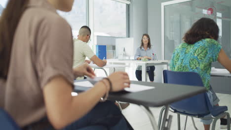 ella espera aprobar este examen bien.