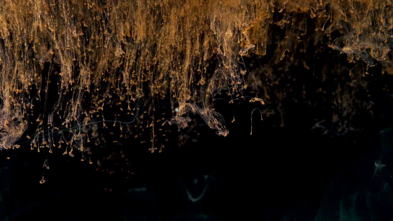 황금색 배경은 물 에서 흐른다.