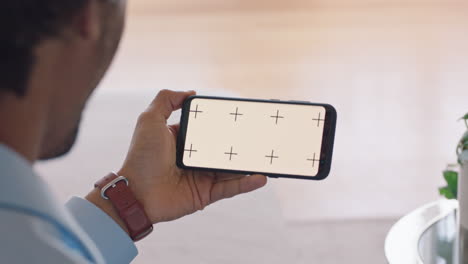 joven chateando en video en un teléfono inteligente pantalla verde compartiendo conexión disfrutando del chat en línea usando teléfono móvil orientación horizontal de la tecla de croma