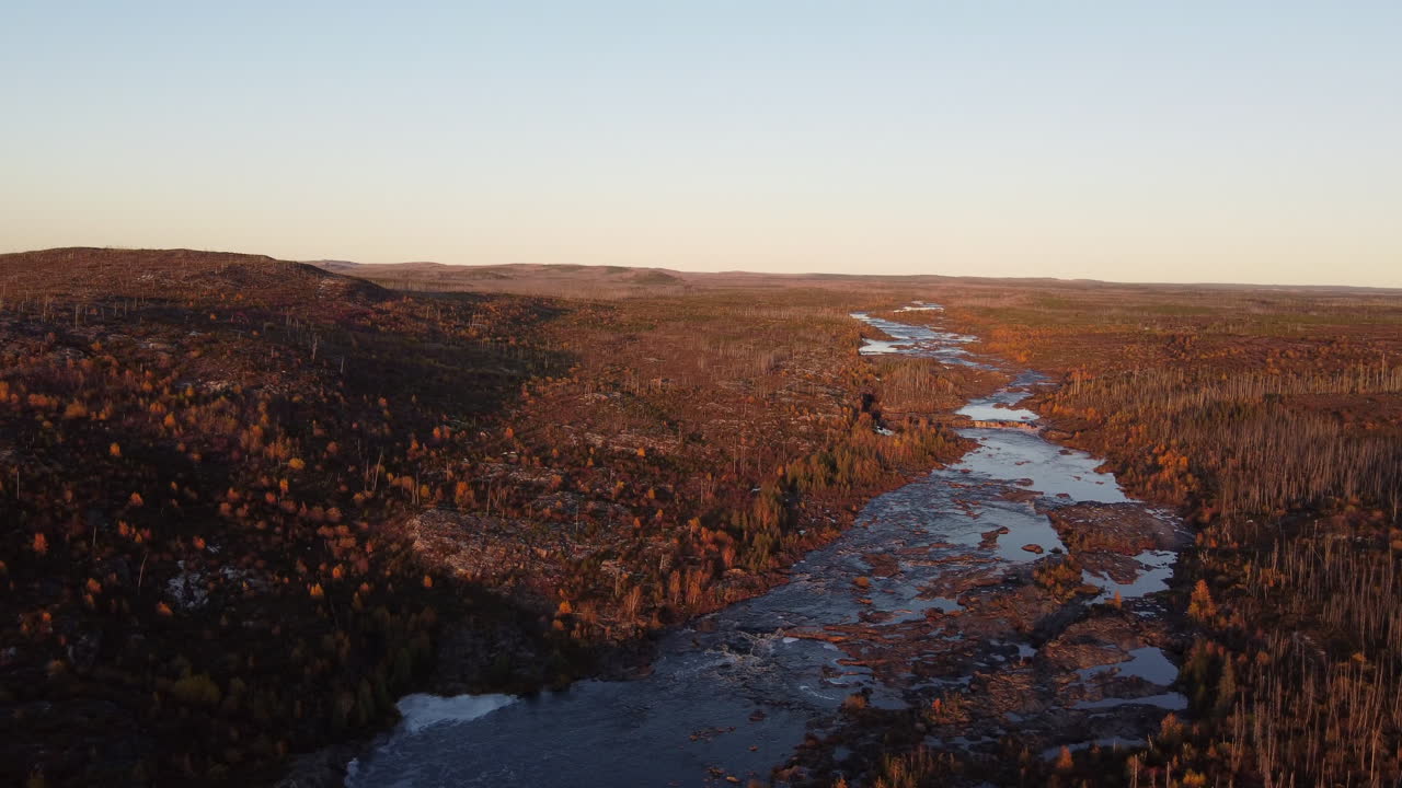 Vacker flod i Eeyou Istchee Baie-James vid solnedgången
