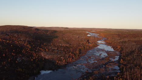 Eeyou-Istchee-Baie-james-Wunderschöner-Fluss-Bei-Sonnenuntergang