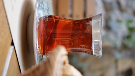 té turco en una taza de vidrio