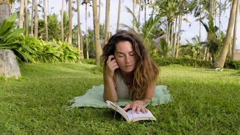 mujer con un libro al aire libre