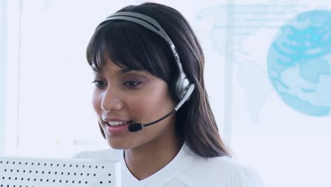 animación del globo de conexiones sobre una mujer de negocios usando auriculares de teléfono