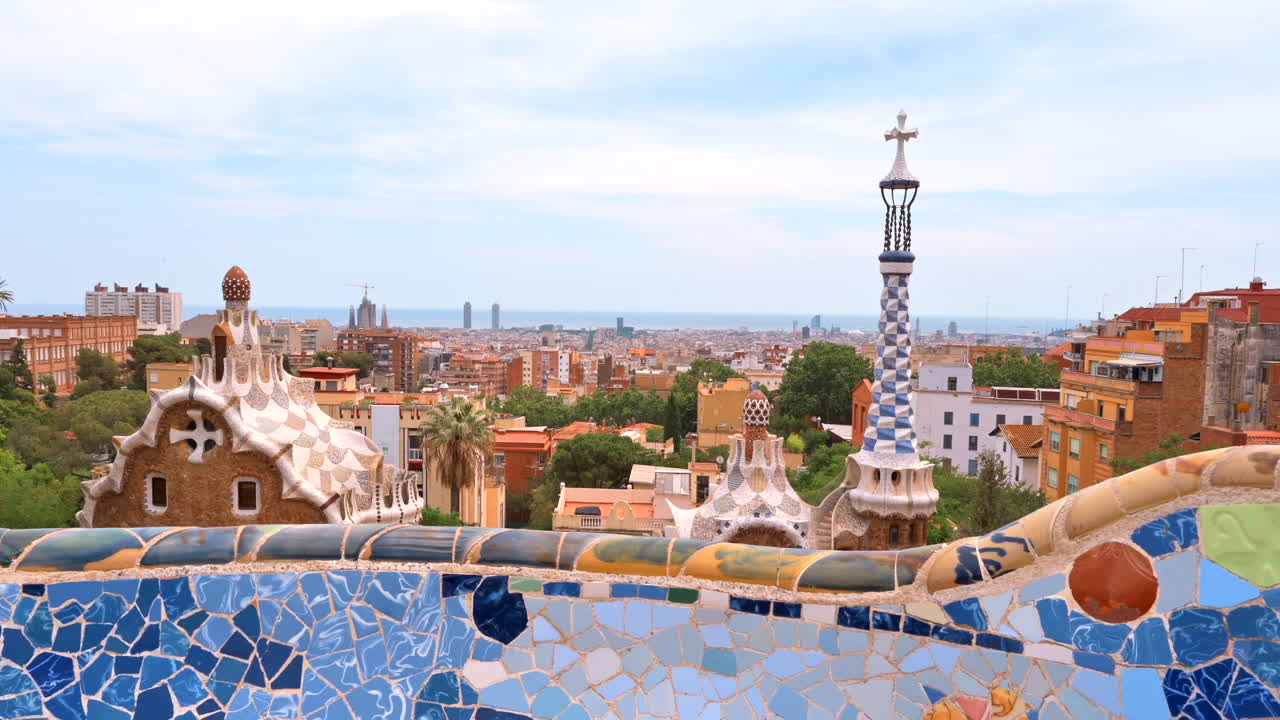 Barcellona, Spagna - 26 agosto 2022: vista degli elementi architettonici del Park Güell, situato sul Turó del Carmel