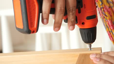 ensamblaje de muebles de madera con un taladro de mano