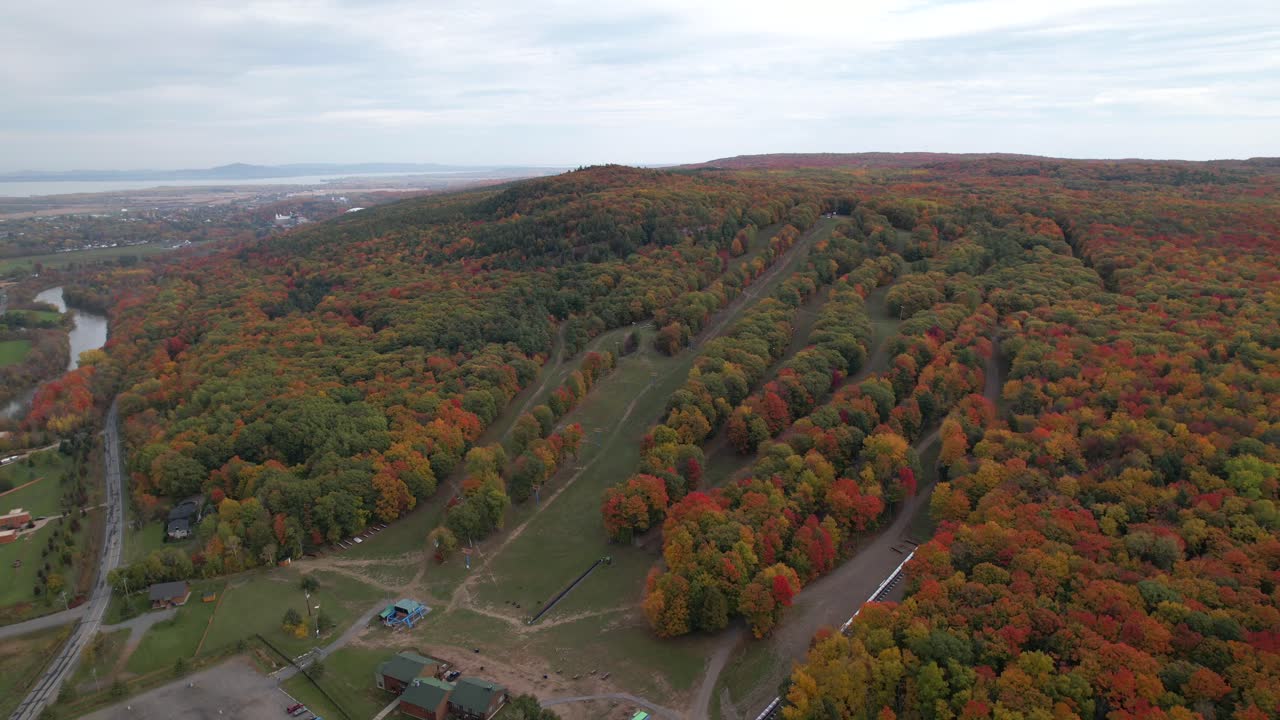 bicicleta de montaña y pista de esquí en otoño vista aérea con río
