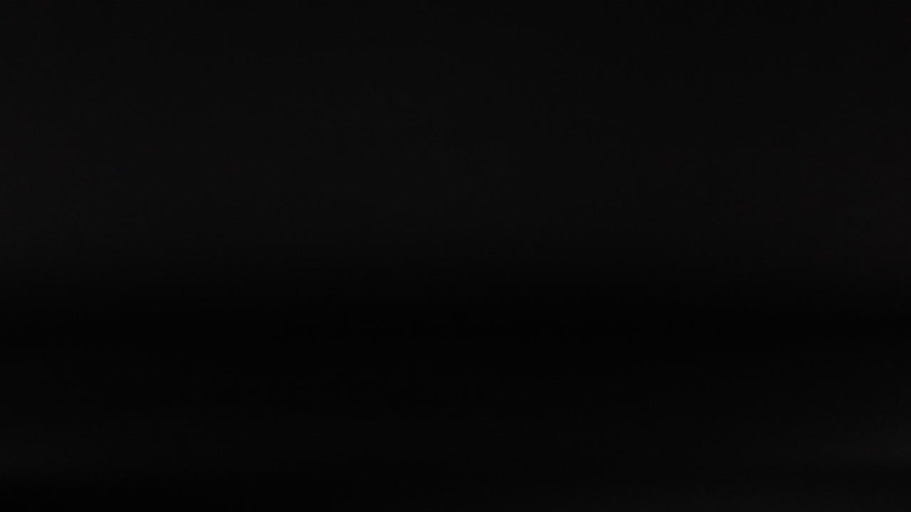 bola de golf moviéndose a través de un fondo oscuro