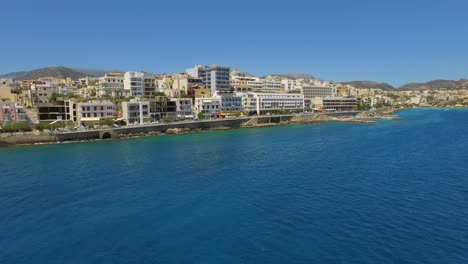 La-Ciudad-Costera-De-Agios-Nikolaos-En-La-Isla-De-Creta,-Durante-El-Verano