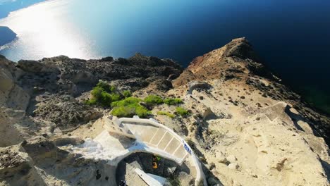 famosa isla griega de santorini, vista aérea del popular resort en grecia, volando por encima, increíble iglesia blanca romántica en grecia