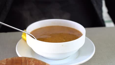 sopa tradicional turca (ezo gelin) que se agita con las manos de un hombre