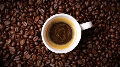 espresso con granos de café en el fondo (en bucle)