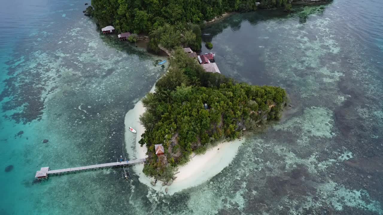 beautiful island in de crystal clear waters