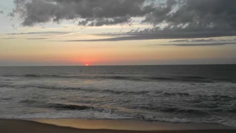 Eine-Seitliche-Verfolgungsaufnahme-Des-Sonnenuntergangs-Am-Strand