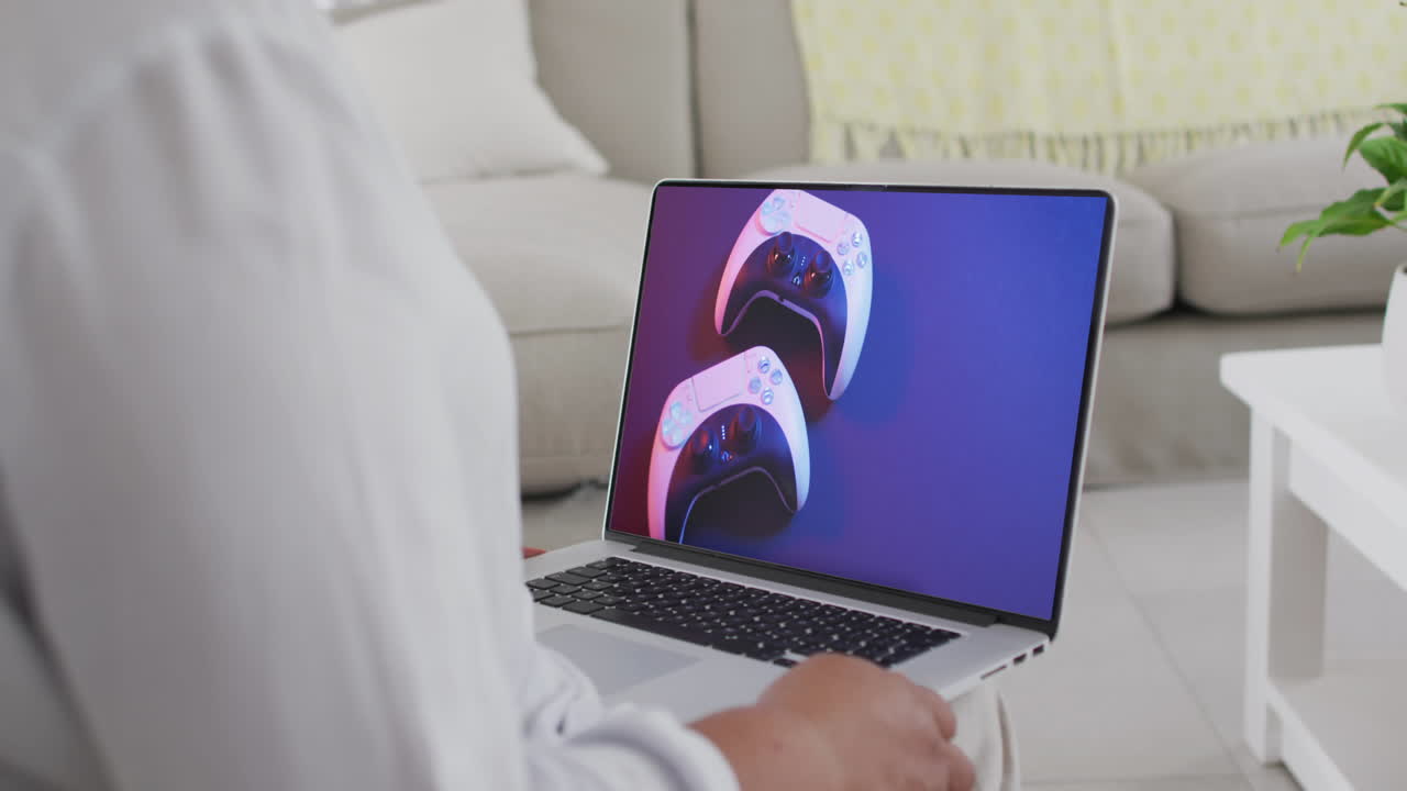 mujer biracial usando una computadora portátil en casa para comprar en línea, cámara lenta