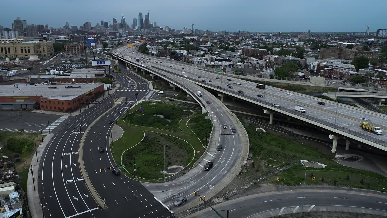 필라델피아 시내의 고속도로 교차로의 공중 촬영