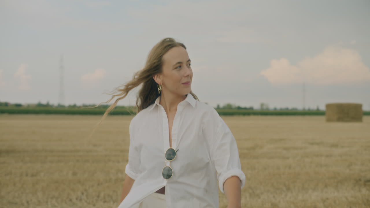 ⁇ 에서  ⁇ 고 있는 행복한 여자