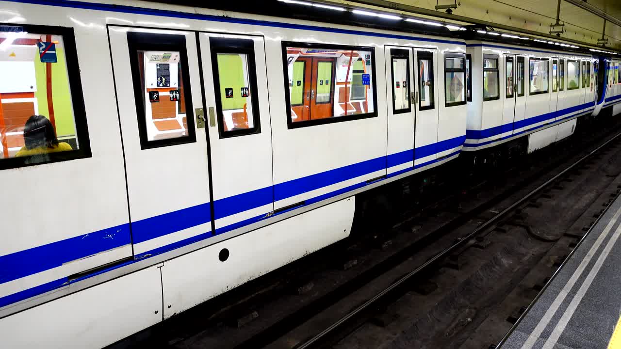 마드리드의 지하철에서 열차.