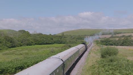 swanage railway, tren de vapor en el camino a la estación del castillo de corfe en dorset, inglaterra