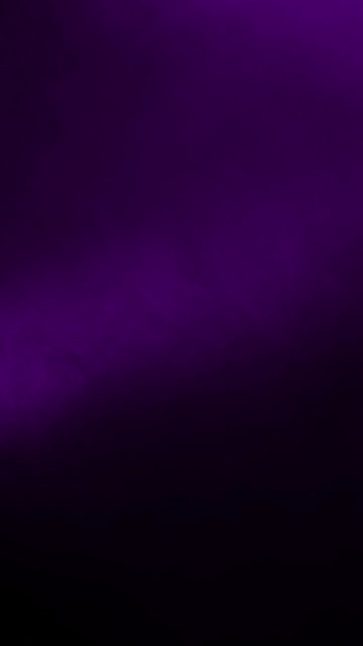 nube de humo púrpura sobre un fondo negro