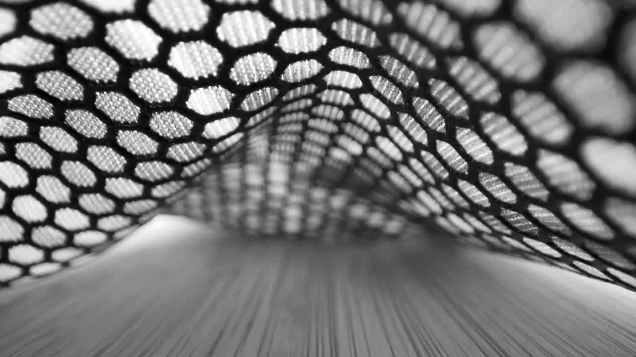 검은색과 색 의류 천 아래