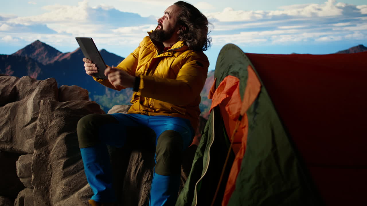 explorador imprudente luchando con el viento y la señal débil mantener la conexión a internet