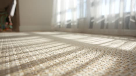 luz del sol en una alfombra tejida beige