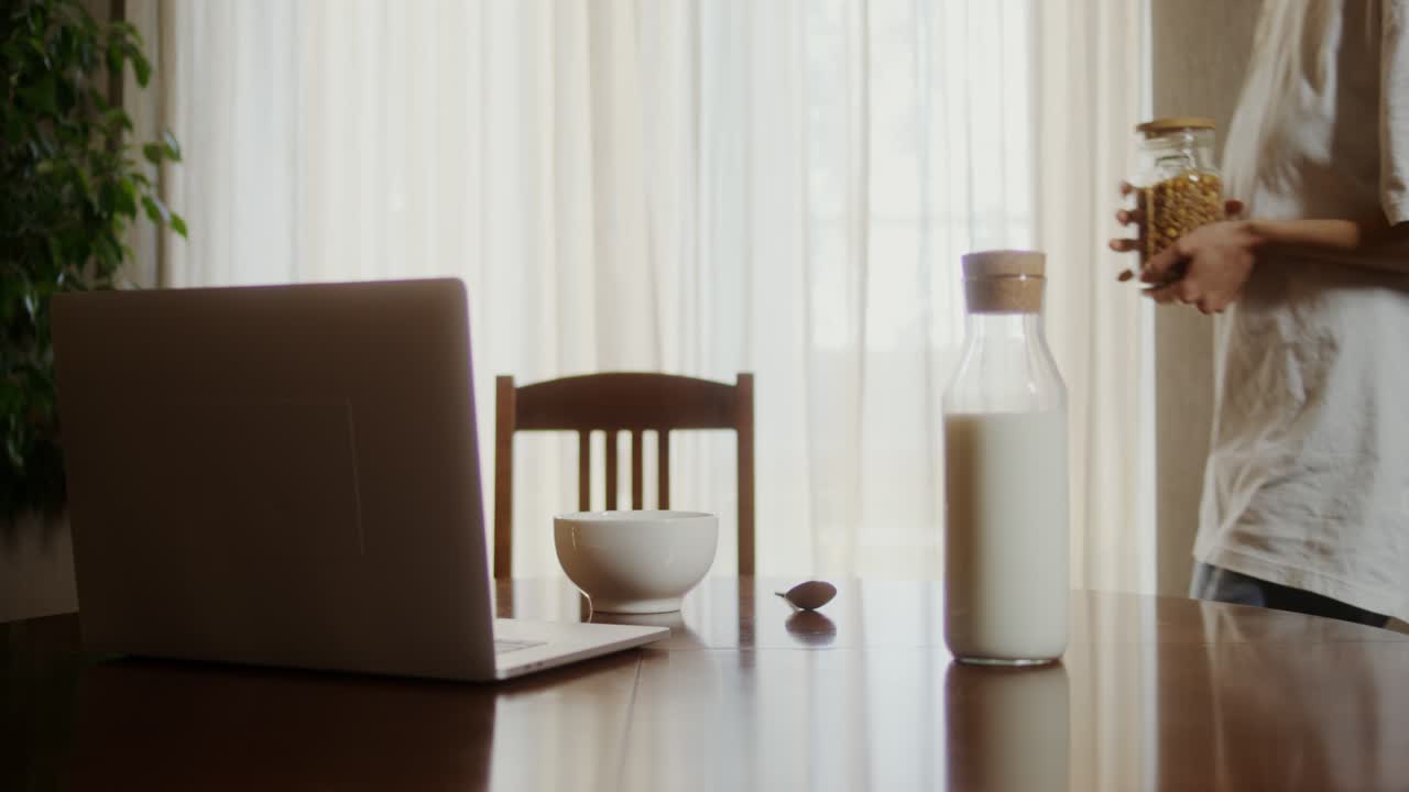 집에서 일하면서 집에서 아침을 먹는 여자