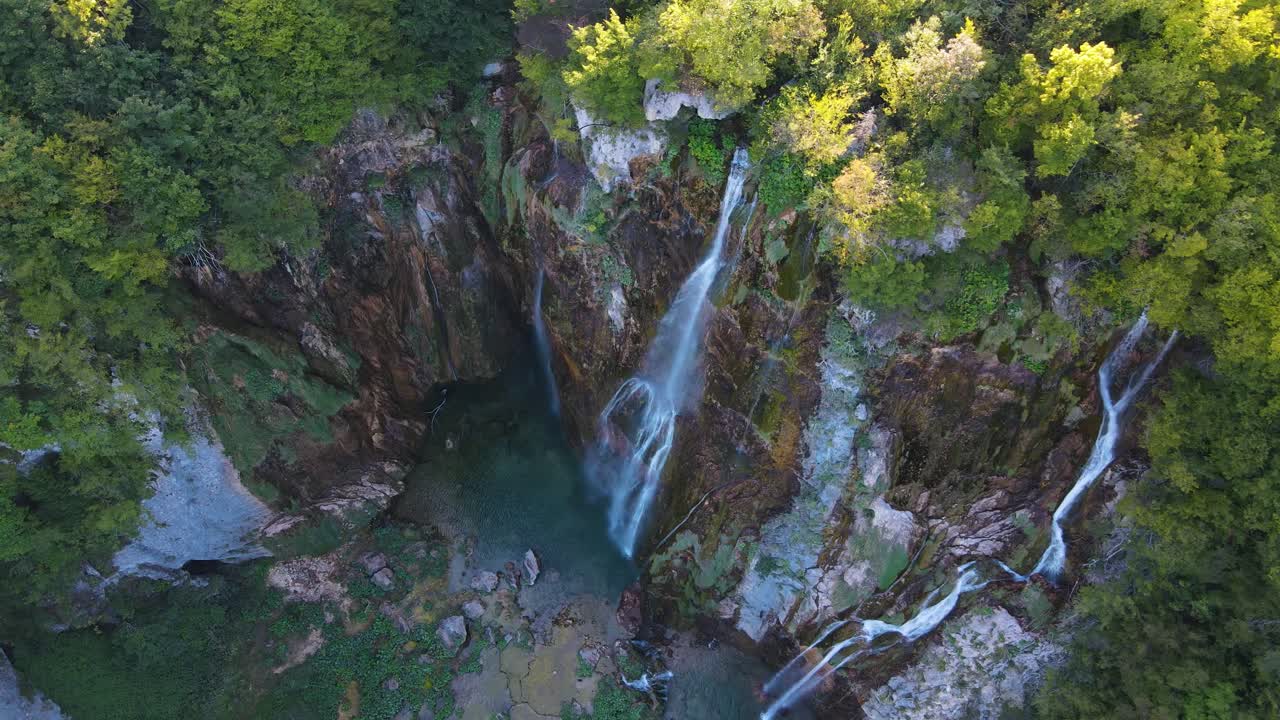 drone aéreo del parque nacional de plitvice croacia 10.mp4