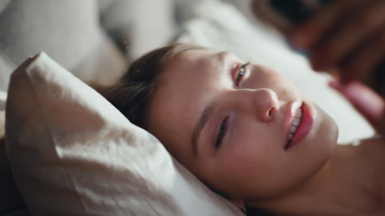 침대에 누워있는 여자