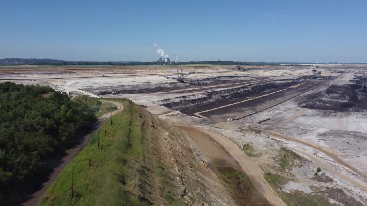 mina de lignito a cielo abierto de hambach en la zona de minería de legnito de renania cerca de düren en alemania con la central eléctrica de weisweiler en el fondo