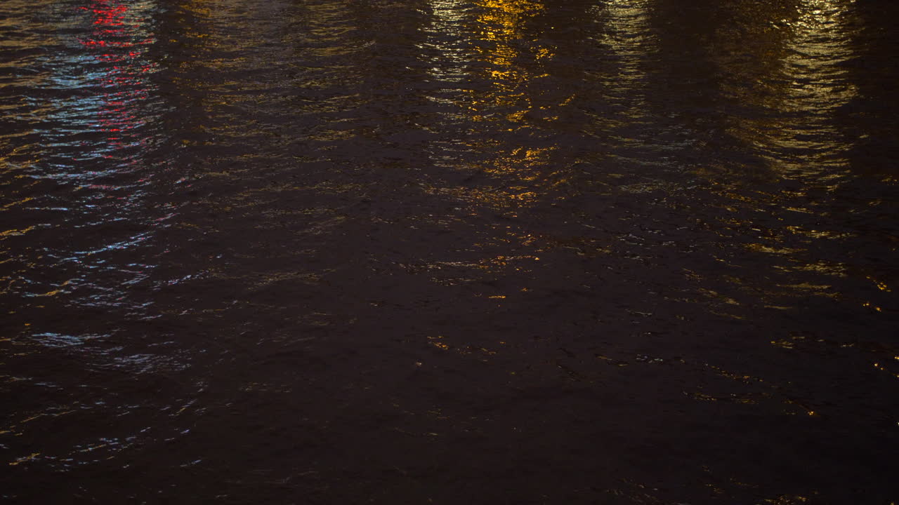 hermosa toma de trípode constante de agua en movimiento por la noche