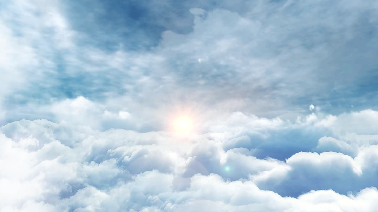 푸른 하늘에 두꺼운 흰 구름 뒤에 빛나는 태양의 저속