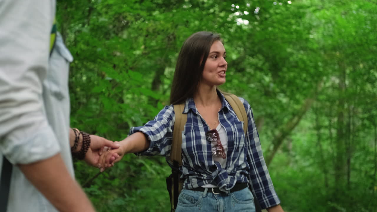 pareja de senderismo en el bosque