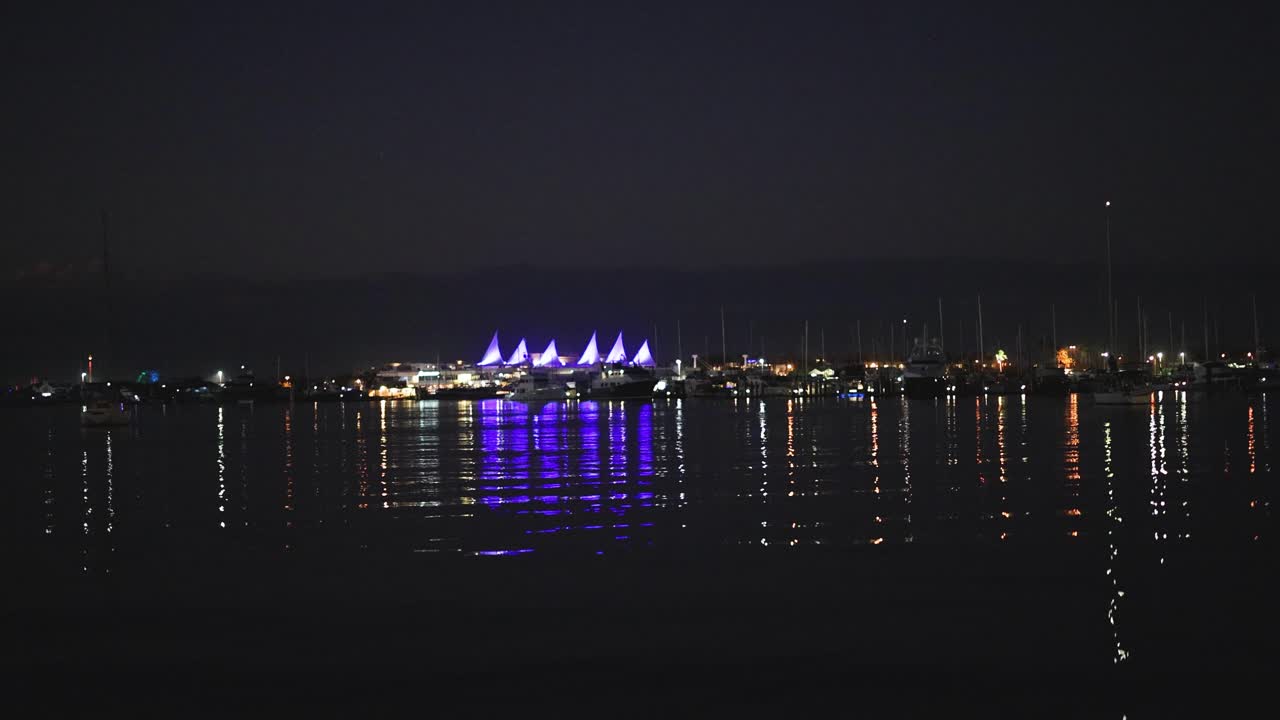 밤에는 조용한 호수에서 반사되는 조명 구조물