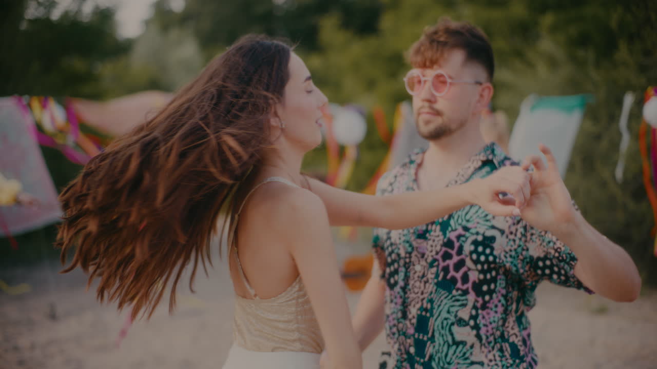 un joven guapo bailando bachata con su hermosa novia.