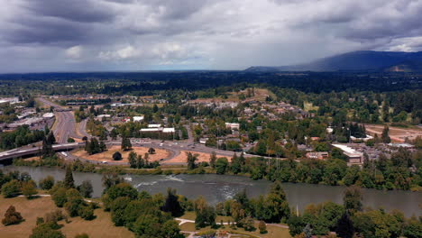 vehículos en la carretera cerca del río willamette en eugene, oregon - verano 2020 - antena