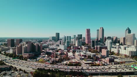 Unglaublicher-Horizontüberblick-über-Eine-Amerikanische-Stadt-Mit-Unterschiedlichen-Strukturen,-Gebäudehöhen,-Massive-Straßen,-Autobahn-Voller-Autos,-Vorbeifahrender-Verkehr,-Arbeitsreisen,-Wolkenkratzer,-Gefälle,-Atlanta,-Georgia